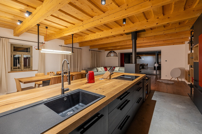 Jedinečné místo v srdci Žďárských vrchů, Blatiny 11, nabízí místo, kde se propojila historie a moderní styl v přirozené atmosféře přírody.