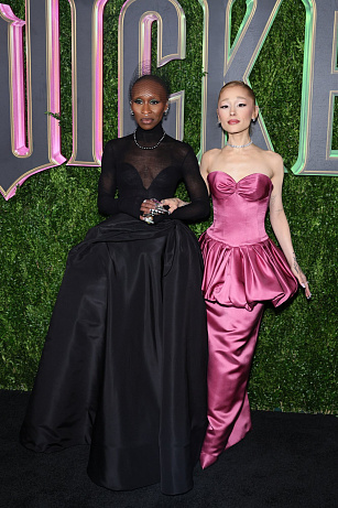 Na premiéru v New Yorku zvolila Ervio róbu domu Dior a Grande Louis Vuitton.