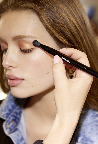 Chanel Cruise 2026, Lago di Como backstage beauty