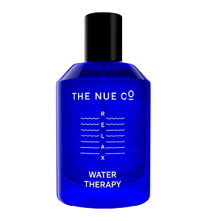 THE NUE CO.  Water Therapy – Aromaterapeutická mlha inspirovaná vodní terapií  Dostupnost: The Nue Co.  Cena: 3 100 Kč