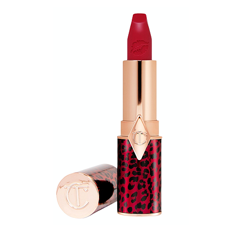 CHARLOTTE TILBURY  Hot Lips 2.0  v odstínu Patsy Red  Dostupnost: Sephora  Cena: 1 050 Kč