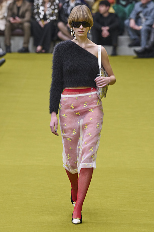 Spodní prádlo vně kalhot je zpět #Why(not)