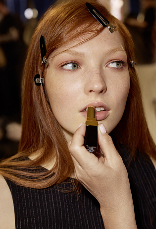 Chanel Cruise 2026, Lago di Como backstage beauty