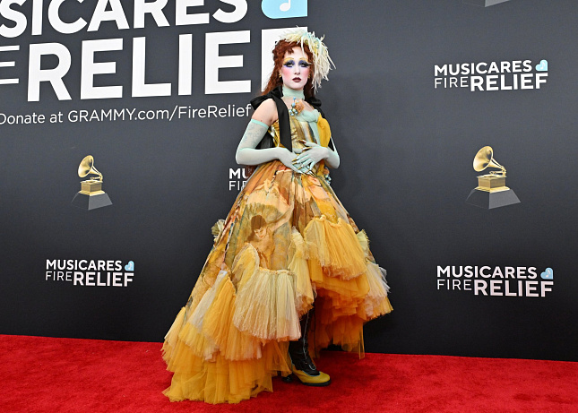 Chappell Roan, Objev roku Grammy's 2025 ve vintage róbě od Jean-Paula Gaultiera, inspirované obrazem Edgara Degase