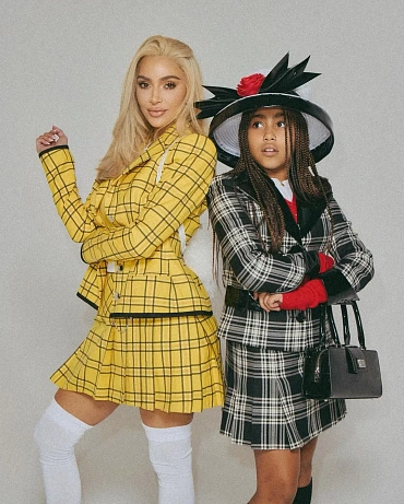 Kim Kardashian a North West jako Cher a Dionne z filmu Clueless