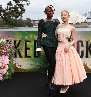 V Austrálii oblékla Cynthia Erivo set domu Marc Jacobs a Ariana Grande kostým od Bode.