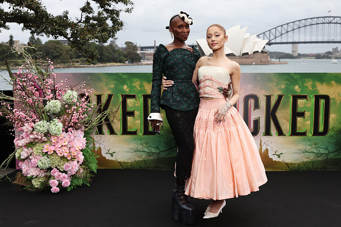 V Austrálii oblékla Cynthia Erivo set domu Marc Jacobs a Ariana Grande kostým od Bode.