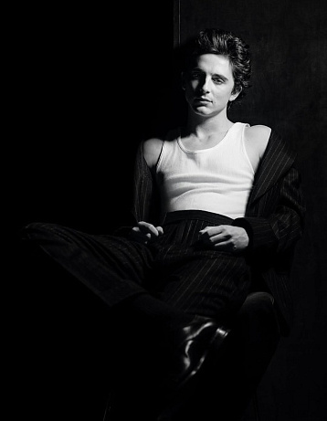 Bleu de Chanel L’Exclusif  Nová interpretace ikonické pánské vůně Bleu de Chanel přináší hlubší, dřevitější a koženou kompozici. Olivier Polge staví na minerálním cedru, ambře a jemných akcentech kůže, které dávají vůni strukturu a moderní intenzitu. Tvář