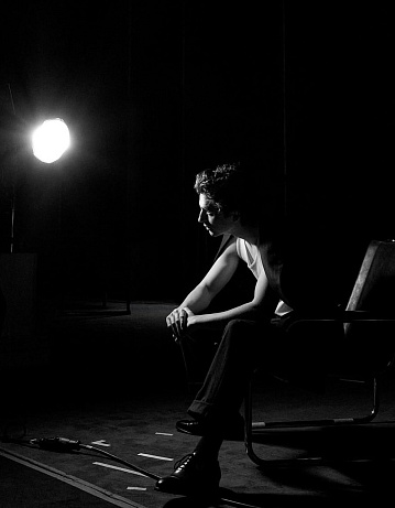 Bleu de Chanel L’Exclusif  Nová interpretace ikonické pánské vůně Bleu de Chanel přináší hlubší, dřevitější a koženou kompozici. Olivier Polge staví na minerálním cedru, ambře a jemných akcentech kůže, které dávají vůni strukturu a moderní intenzitu. Tvář