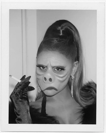 Ariana Grande jako Pig Face from ze seriálu Twilight Zone