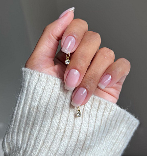 Nail trend: nail piercing, 3D ozdoby