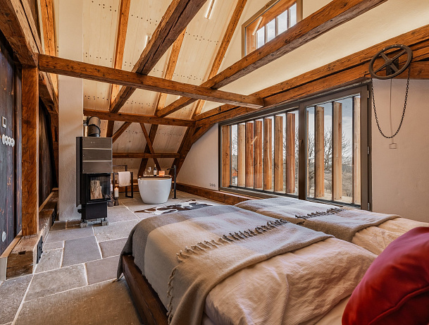 Jedinečné místo v srdci Žďárských vrchů, Blatiny 11, nabízí místo, kde se propojila historie a moderní styl v přirozené atmosféře přírody.