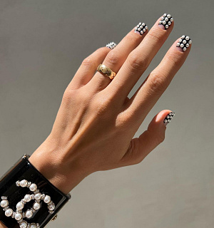 Nail trend: nail piercing, 3D ozdoby