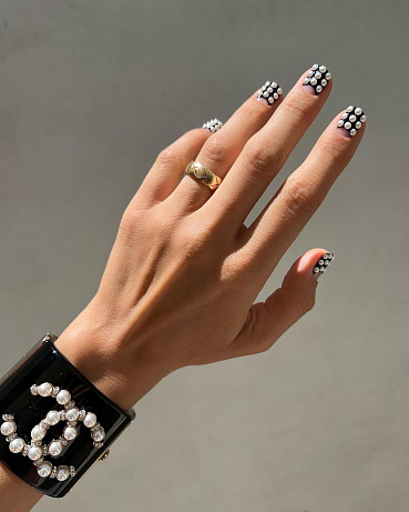 Nail trend: nail piercing, 3D ozdoby
