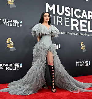 Charli XCX róbě domu Jeana-Paula Gaultiera