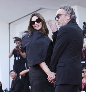 Tim Burton a Monica Bellucci na premiéře Beetlejuice Beetlejuice