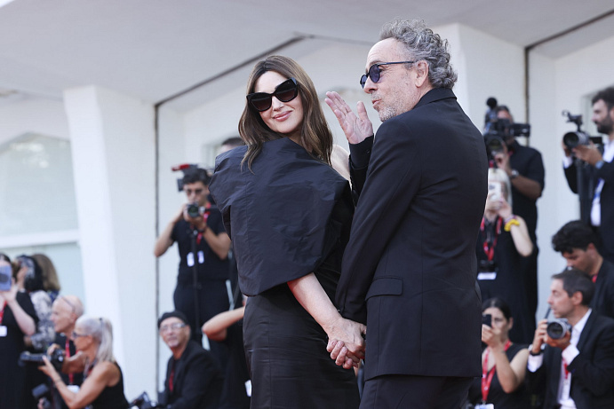Tim Burton a Monica Bellucci na premiéře Beetlejuice Beetlejuice