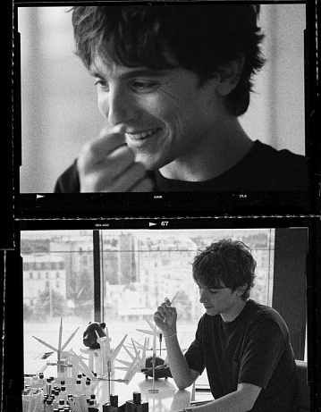 Bleu de Chanel L’Exclusif  Nová interpretace ikonické pánské vůně Bleu de Chanel přináší hlubší, dřevitější a koženou kompozici. Olivier Polge staví na minerálním cedru, ambře a jemných akcentech kůže, které dávají vůni strukturu a moderní intenzitu. Tvář