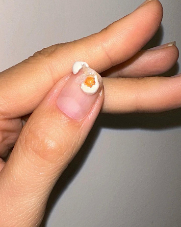 Nail trend: nail piercing, 3D ozdoby