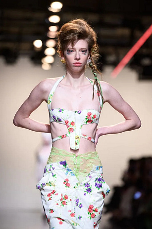 Spodní prádlo vně kalhot je zpět #Why(not)