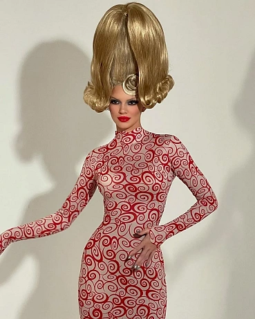 Kendall Jenner jako marťanka z filmu Mars Attacks!