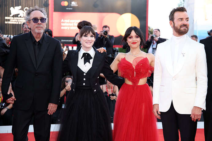 Tim Burton,  Winona Ryder a Jenna Ortega a Justin Theroux na premiéře Beetlejuice Beetlejuice