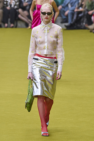 Spodní prádlo vně kalhot je zpět #Why(not)