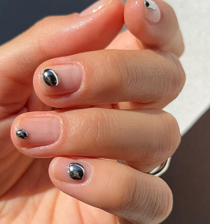 Nail trend: nail piercing, 3D ozdoby