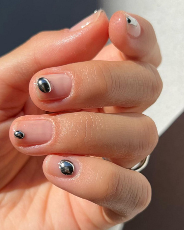 Nail trend: nail piercing, 3D ozdoby