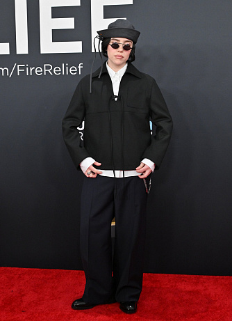 Billie Eilish v looku od Prada na Grammy's 2025