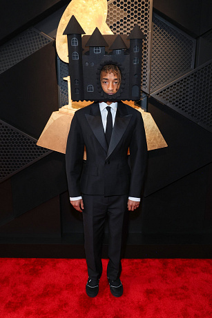 Jaden Smith v kostýmu od Louis Vuitton a klobouku od značky ABODI na Grammy's 2025