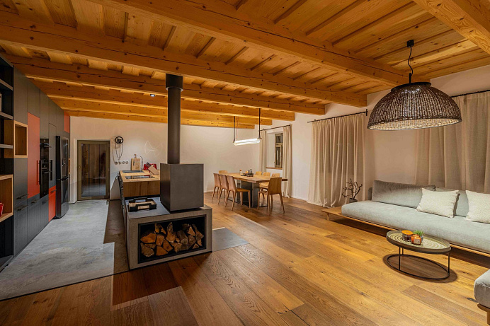 Jedinečné místo v srdci Žďárských vrchů, Blatiny 11, nabízí místo, kde se propojila historie a moderní styl v přirozené atmosféře přírody.