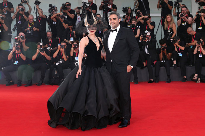 Lady Gaga v Christian Dior a klobouku od Philipa Treacy