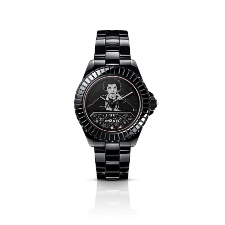 J12 Blush Caliber 12.1, 38 mm: černá keramika, technická preciznost a intimní moment zachycený na číselníku – Coco Chanel sedící u stolku se šperky a kosmetikou.