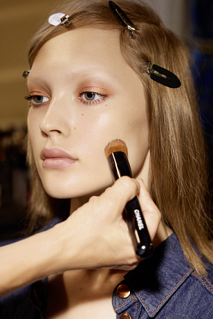 Chanel Cruise 2026, Lago di Como backstage beauty