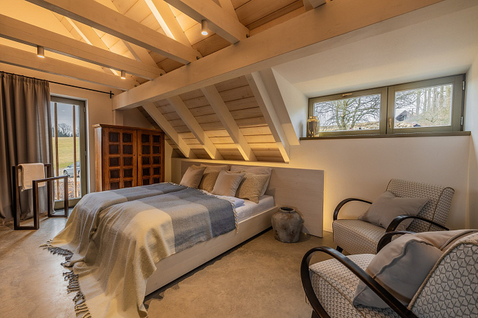 Jedinečné místo v srdci Žďárských vrchů, Blatiny 11, nabízí místo, kde se propojila historie a moderní styl v přirozené atmosféře přírody.