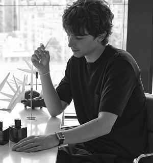 Bleu de Chanel L’Exclusif  Nová interpretace ikonické pánské vůně Bleu de Chanel přináší hlubší, dřevitější a koženou kompozici. Olivier Polge staví na minerálním cedru, ambře a jemných akcentech kůže, které dávají vůni strukturu a moderní intenzitu. Tvář