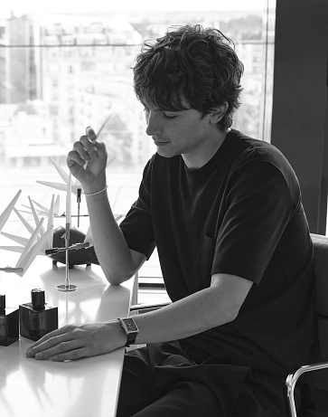 Bleu de Chanel L’Exclusif  Nová interpretace ikonické pánské vůně Bleu de Chanel přináší hlubší, dřevitější a koženou kompozici. Olivier Polge staví na minerálním cedru, ambře a jemných akcentech kůže, které dávají vůni strukturu a moderní intenzitu. Tvář