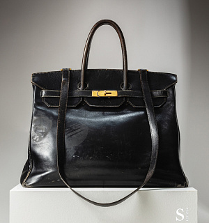 Do aukce míří první kabelka Birkin: Originál, který nosila Jane Birkin
