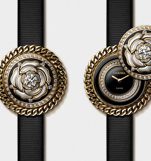 MADEMOISELLE PRIVÉ BOUTON CAMELLIA NECKLACE WATCH, CHANEL Šperk a hodinky v jednom. Kamelie jako tajný časoměřič.