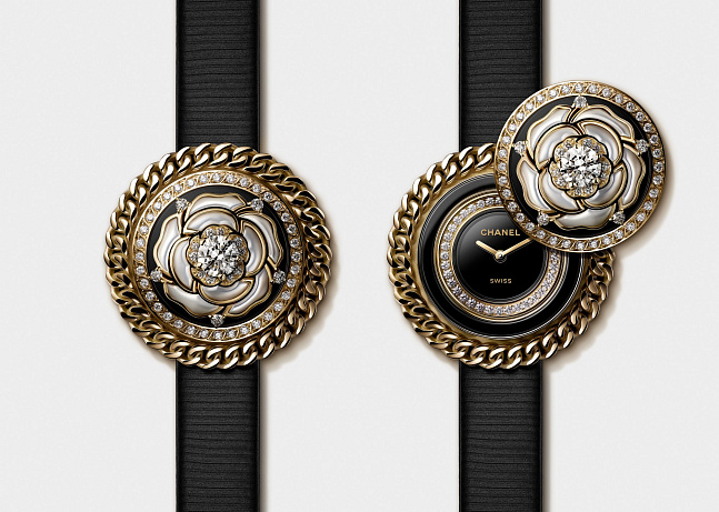 MADEMOISELLE PRIVÉ BOUTON CAMELLIA NECKLACE WATCH, CHANEL Šperk a hodinky v jednom. Kamelie jako tajný časoměřič.
