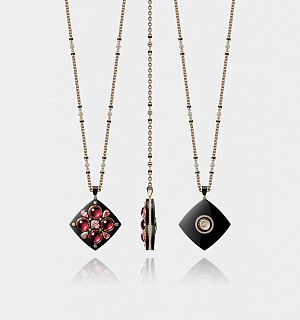 Skryté hodinky Talisman Watch Give Me Luck od CHANEL v podobě ikonické paletky Les 4 Ombres. Limitovaná edice pěti kusů kombinuje zlato, onyx, rubelity, růžové turmalíny a diamanty – talisman krásy, který tiká jen pro zasvěcené.