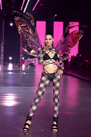 Adriana Lima na Victoria's Secret show 2024