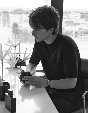 Bleu de Chanel L’Exclusif  Nová interpretace ikonické pánské vůně Bleu de Chanel přináší hlubší, dřevitější a koženou kompozici. Olivier Polge staví na minerálním cedru, ambře a jemných akcentech kůže, které dávají vůni strukturu a moderní intenzitu. Tvář