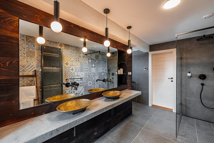 Jedinečné místo v srdci Žďárských vrchů, Blatiny 11, nabízí místo, kde se propojila historie a moderní styl v přirozené atmosféře přírody.