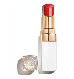 CHANEL  Rouge Coco Baume v odstínu 756 Cherry Burst  Dostupnost: Chanel  Cena: 1 200 Kč