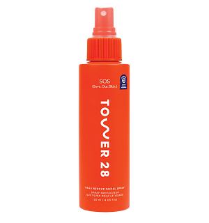 TOWER 28 ﻿SOS Daily Rescue Facial Spray – Pleťová mlha s kyselinou chlornou ﻿Dostupnost: Revolve ﻿Cena: 28 dolarů