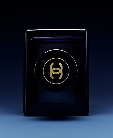 Bleu de Chanel L’Exclusif  Nová interpretace ikonické pánské vůně Bleu de Chanel přináší hlubší, dřevitější a koženou kompozici. Olivier Polge staví na minerálním cedru, ambře a jemných akcentech kůže, které dávají vůni strukturu a moderní intenzitu. Tvář