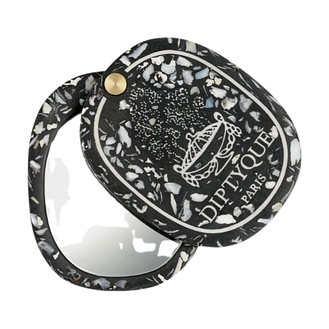 DIPTYQUE   Ovale Pocket Mirror – Shell   Dostupnost: Oficiální stránky DIPTYQUE   Cena: 95 €