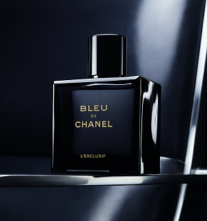 Bleu de Chanel L’Exclusif  Nová interpretace ikonické pánské vůně Bleu de Chanel přináší hlubší, dřevitější a koženou kompozici. Olivier Polge staví na minerálním cedru, ambře a jemných akcentech kůže, které dávají vůni strukturu a moderní intenzitu. Tvář